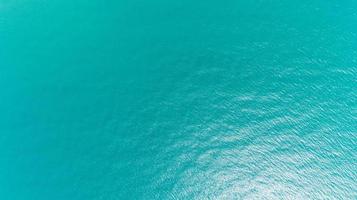 textura del agua del océano. vista aérea de la superficie del mar. vista superior de la superficie transparente del agua del océano turquesa. foto