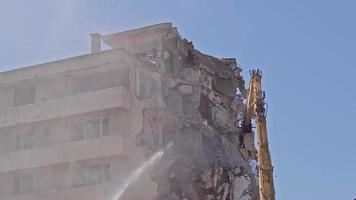 martillo hidráulico y máquina trasera de la excavadora cortadora de columnas trabajando en la demolición de antiguas casas de apartamentos video