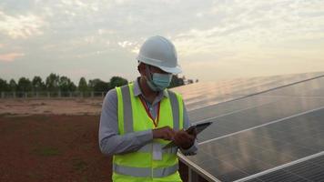 ingénieurs inspectant des panneaux solaires pour la production d'énergie solaire video