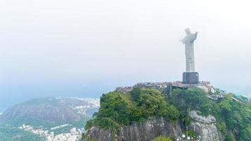 rio de janeiro, rio de janeiro, brasil, alrededor de octubre de 2019 vista aérea de cristo redentor, estatua del cristo redentor sobre la ciudad de rio de janeiro, brasil foto