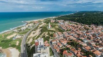 vista de ángulo bajo del faro en la parte superior de la frondosa duna en natal, brasil foto