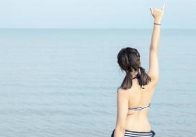 bikini de artículos para adolescentes en la playa. foto