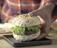 chef haciendo hamburguesas caseras. foto