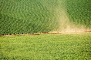 vista aérea de una gran finca brasileña con plantaciones de café. tractor. plantación de café en brasil. foto