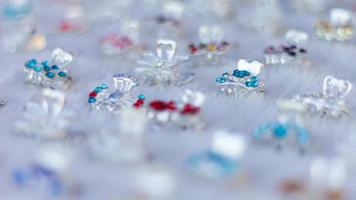 anillo de diamantes falsos de acero inoxidable azul. foto