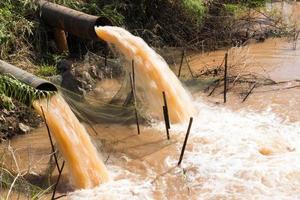 alcantarillado de salida de agua rápidamente. foto