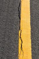 línea amarilla rota de asfalto foto