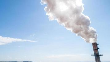 contaminación del aire de la chimenea de la planta de energía. humo sucio en el cielo, problemas ecológicos.