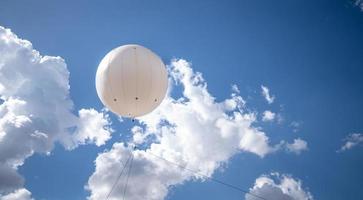 globo inflable gigante blanco apto para publicidad con logo de marca. aniversario de la marca. foto