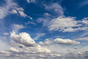 las nubes de la tarde se desplazan foto