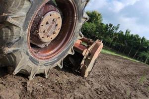 tractor en un campo de arroz foto