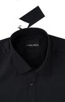 nueva camisa de color negro y etiqueta en blanco foto