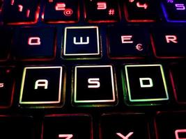 primer plano del teclado de jugador asdw con luces de neón foto