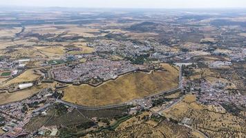 vista aérea de drones de fortificaciones, ciudad fronteriza de guarnición de elvas y sus fortificaciones. patrimonio mundial de la unesco portugal. sitio historico. destino turístico para vacaciones. portugal, alentejo, elvas. foto