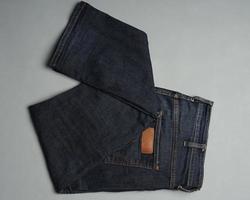 jeans azules que están gastados en color. Los pantalones contemporáneos se utilizan a menudo como una opción de moda para la gente de hoy. Los jeans son duraderos y no se dañan fácilmente. maqueta de jeans para plantillas de diseño. Pantalones largos foto