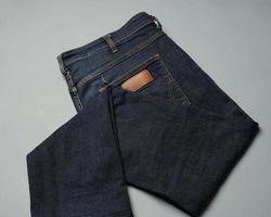 jeans azules que están gastados en color. Los pantalones contemporáneos se utilizan a menudo como una opción de moda para la gente de hoy. Los jeans son duraderos y no se dañan fácilmente. maqueta de jeans para plantillas de diseño. Pantalones largos foto