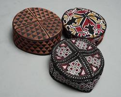 colección de sombreros kopiah o peci con una variedad de motivos de colores y formas. peci que generalmente se usa para hombres musulmanes mientras rezan en la mezquita. gorra islámica aislada sobre fondo blanco. Ied mubarok. foto