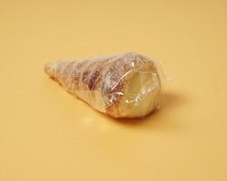 pastel indonesio en forma de helado con un cono espolvoreado con azúcar. este pastel se suele llamar cumcum, oa veces también llamado pastel de trompeta. el pastel dentro contiene crema de vainilla. desenfoque de enfoque foto