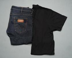 vaqueros modernos y camiseta de algodón. Los pantalones contemporáneos se utilizan a menudo como una opción de moda para la gente de hoy. Los jeans son duraderos y no se dañan fácilmente. maqueta de jeans para plantillas de diseño. camisa de pantalones largos foto