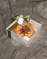 lebaran paquetes o cestas, generalmente distribuidos en el momento del eid. la caja de embalaje contiene un hermoso y atractivo pastel de gelatina. también adecuado para tartas de cumpleaños. saludos eid. desenfoque de enfoque foto