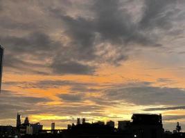 cielo crepuscular muy hermoso, una mezcla de colores naranja y azul. hermosa vista del cielo de la tarde. nubes, cielo y arcoíris que adornan el ambiente de la tarde. vista nocturna en Yakarta. difuminar foto