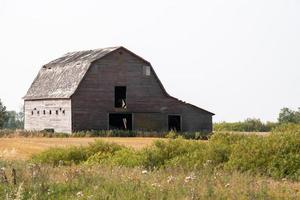 granero abandonado en la zona rural de saskatchewan, canadá foto