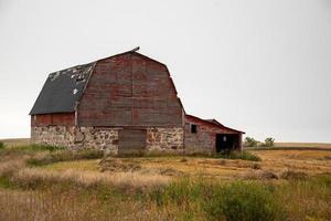 granero abandonado en la zona rural de saskatchewan, canadá foto