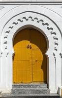 arquitectura árabe en la antigua medina. calles, puertas, ventanas, detalles foto