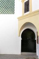 arquitectura árabe en la antigua medina. calles, puertas, ventanas, detalles foto