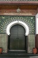 arquitectura árabe en la antigua medina. calles, puertas, ventanas, detalles foto