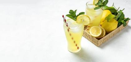 limonada fresca o cóctel mojito con limón, menta y hielo foto