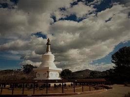 paisaje con estupa religiosa budista foto