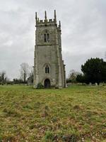 una vista de la iglesia del campo de batalla cerca de shrewsbury foto