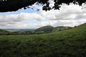 una vista de las colinas caradoc en shropshire foto