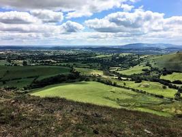 una vista de las colinas caradoc en shropshire foto