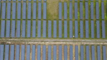 bovenaanzicht, bovenaanzicht vanuit de lucht van zonne-energiecentrale met grote hoeveelheid zonnepaneelcellen. concept van toekomstige technologie, hernieuwbare zonne-energie, celcentrales. video