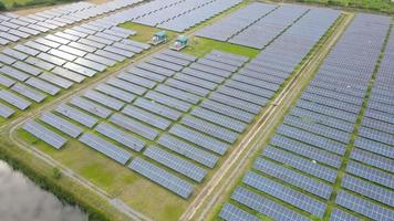 vista aérea superior da estação de energia solar com grande quantidade de células do painel solar. conceito de tecnologia futura, energia solar renovável, usinas de energia celular. video