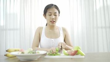 blogueira feminina lidera curso online sobre alimentação saudável, falando na câmera frontal nas redes sociais. mulher fitness grava treinamento sobre dieta vegetariana de distâncias culinárias por meio de tutorial em vídeo para smartphone video