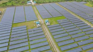 vue aérienne de dessus de la centrale solaire avec une grande quantité de cellules de panneaux solaires. concept de technologie future, énergie solaire renouvelable, centrales électriques cellulaires.
