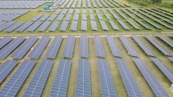 bovenaanzicht vanuit de lucht van zonne-energiecentrale met grote hoeveelheid zonnepaneelcellen. concept van toekomstige technologie, hernieuwbare zonne-energie, celcentrales. video