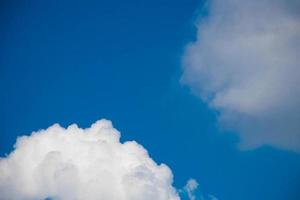 fondo de nubes y cielo azul. foto