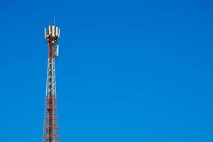 torre de telecomunicaciones de 4g y 5g celular. comunicación de transmisión de antena. estación base de señal de teléfono celular. foto