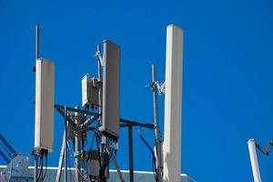 torre de telecomunicaciones de 4g y 5g celular. comunicación de transmisión de antena. estación base de señal de teléfono celular. foto