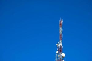 torre de telecomunicaciones de 4g y 5g celular. comunicación de transmisión de antena. estación base de señal de teléfono celular. foto