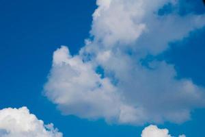 fondo de nubes y cielo azul. foto