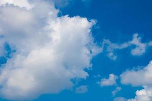 fondo de nubes y cielo azul. foto