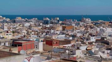 paysage urbain tunisien, de nombreuses antennes paraboliques sur des maisons privées video