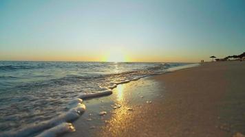 fechar as ondas no pôr do sol, destinos de viagem video