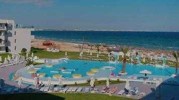 vue sur la mer méditerranée depuis un complexe hôtelier de luxe video