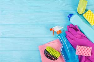 concepto de servicio de limpieza. colorido juego de limpieza para diferentes superficies en la cocina, el baño y otras habitaciones. vista superior